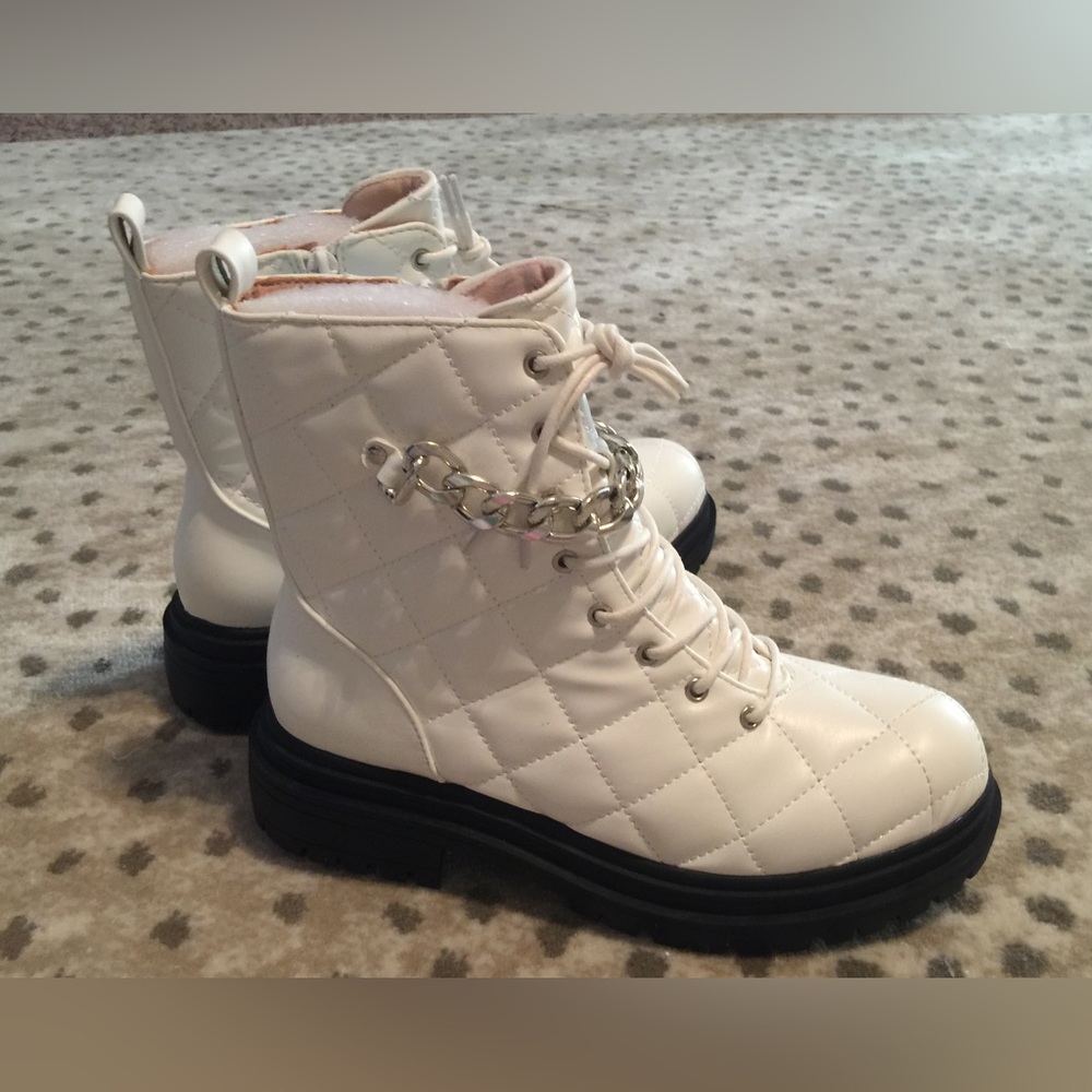 NIB CC CHASE & CHLOE 6.5 7 Chain Trim Quilted Combat Boots LaceUp Lug Sole White - Picture 2 of 14